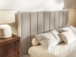 Łóżko tapicerowane 180x200 cm Togents z pojemnikiem i oświetleniem LED stelaż metalowy brązowe szenil hydrofobowy