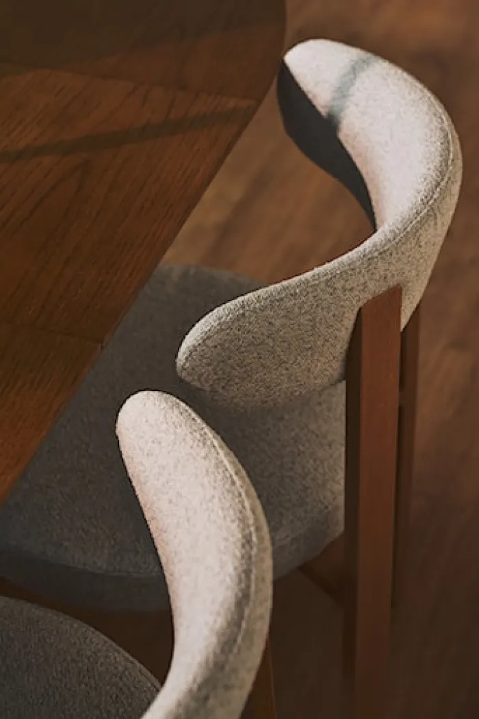 Krzesło tapicerowane do jadalni Afinatte jasnoszare boucle