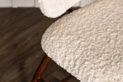 Krzesło tapicerowane Tutice w tkaninie boucle białe