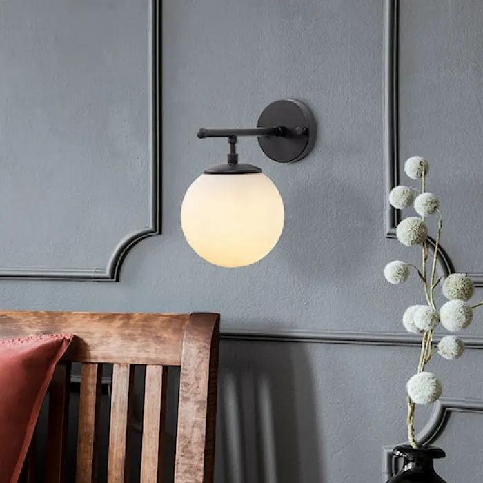 Lampa ścienna Blunces czarna/ mleczny klosz