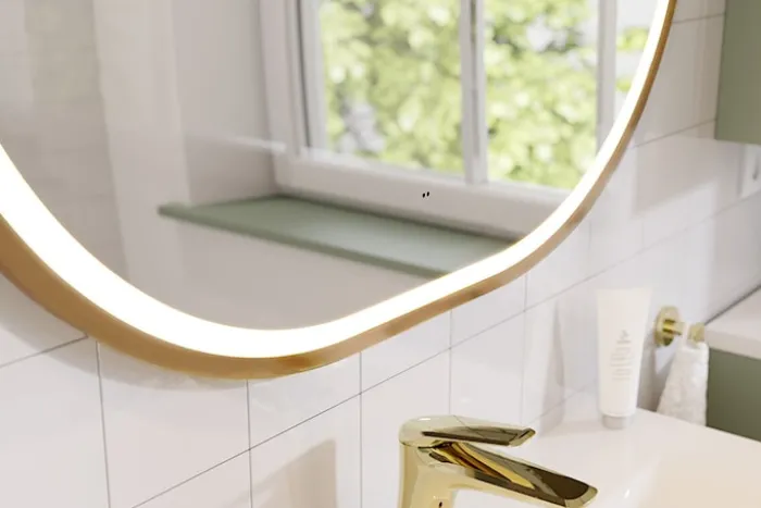 Lustro z oświetleniem LED Olimmi 90x70 cm w złotej ramie