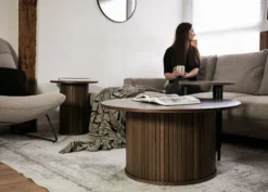 Okrągły stolik drewniany Gativel 90 cm z okrągłą podstawą lamele dąb palony