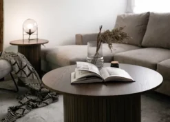 Okrągły stolik drewniany Gativel 90 cm z okrągłą podstawą lamele dąb palony