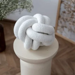 Poduszka dekoracyjna Soft Loop biały supeł