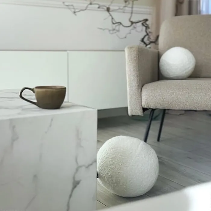 Poduszka dekoracyjna Soft Loop piłeczka 30 cm biała