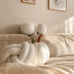 Poduszka dekoracyjna Soft Loop piłeczka 30 cm biała