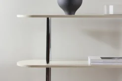 Regał Talren 120 cm z czterema półkami kremowy z chromowaną ramą