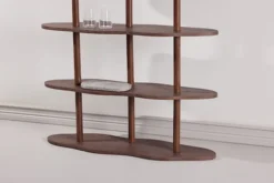 Regał Vorenne 105 cm z czterema półkami orzech