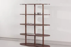 Regał Vorenne 105 cm z czterema półkami orzech