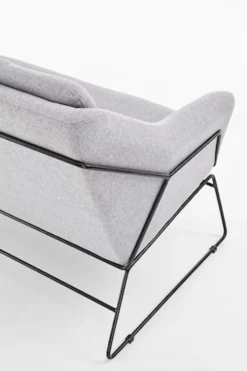 Sofa dwuosobowa Gasoina szara na czarnej podstawie