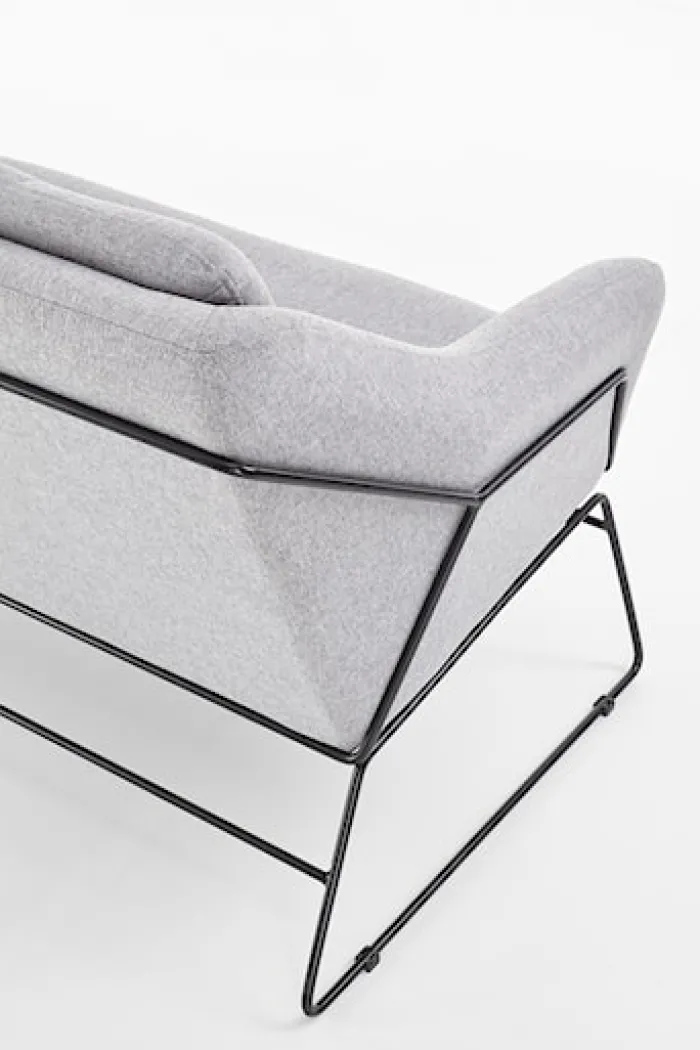 Sofa dwuosobowa Gasoina szara na czarnej podstawie