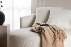 Sofa dwuosobowa Suppine biała w tkaninie boucle
