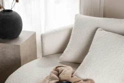 Sofa dwuosobowa Suppine biała w tkaninie boucle