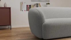 Sofa trzyosobowa Sabanitas jasnoszara w tkaninie boucle