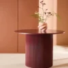 Stół do jadalni Lenox okrągły 110 cm bordowy z ryflowaną podstawą
