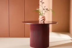 Stół do jadalni Lenox okrągły 110 cm bordowy z ryflowaną podstawą