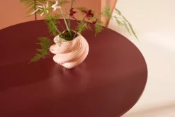 Stół do jadalni Lenox okrągły 110 cm bordowy z ryflowaną podstawą