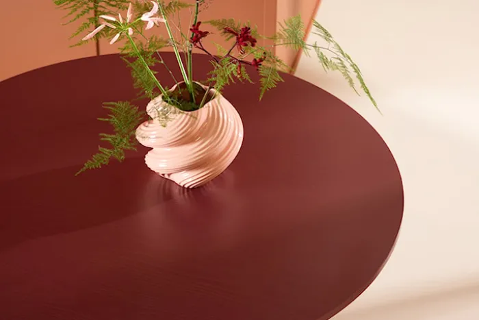 Stół do jadalni Lenox okrągły 110 cm bordowy z ryflowaną podstawą