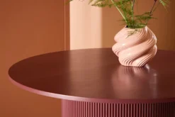 Stół do jadalni Lenox okrągły 110 cm bordowy z ryflowaną podstawą