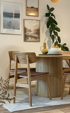 Stół okrągły Gativel 120 cm z okrągłą podstawą lamele dąb naturalny