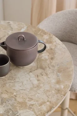 Stolik barowy Roshly średnica 80 cm trawertyn ceramiczny blat z metalową podstawą