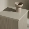 Stolik kawowy Lenox kwadratowy 40 cm beż piaskowy z ryflowaną podstawą