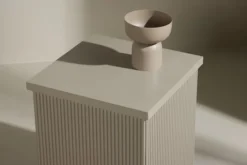 Stolik kawowy Lenox kwadratowy 40 cm beż piaskowy z ryflowaną podstawą