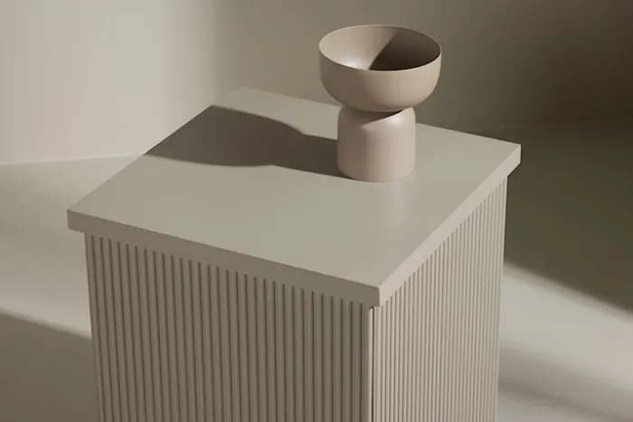 Stolik kawowy Lenox kwadratowy 40 cm beż piaskowy z ryflowaną podstawą