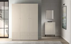 Szafa trzydrzwiowa Caletto 150 cm z dwiema szufladami ozdobne lamele beżowa