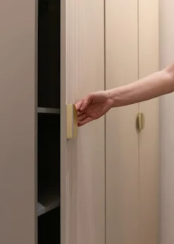 Szafa trzydrzwiowa Moonir z drążkiem i półkami 150 cm Szary beż