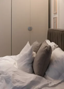 Szafa trzydrzwiowa Moonir z drążkiem i półkami 150 cm Szary beż