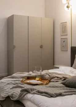 Szafa trzydrzwiowa Moonir z długim drążkiem i siedmioma półkami 150 cm Szary beż