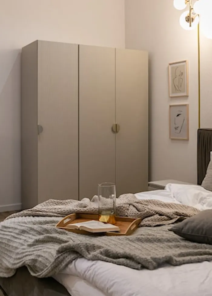 Szafa trzydrzwiowa Moonir z długim drążkiem i siedmioma półkami 150 cm Szary beż