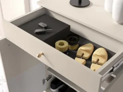 Szafka na buty Caletto 68 cm z szufladą ozdobne lamele beżowa
