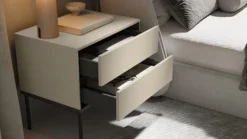 Szafka nocna Bellezo z dwiema szufladami 56 cm kremowy