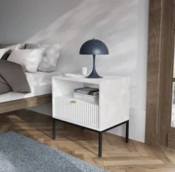 Szafka nocna Vellore 54 cm biała z ryflowanym frontem i złotym uchwytem