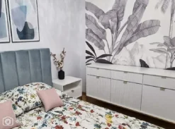 Szafka nocna Vellore 54 cm biała z ryflowanym frontem i złotym stelażem