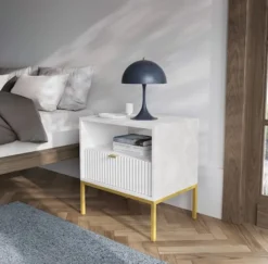 Szafka nocna Vellore 54 cm biała z ryflowanym frontem i złotym stelażem