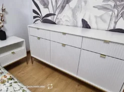 Szafka nocna Vellore 54 cm biała z ryflowanym frontem i złotym stelażem