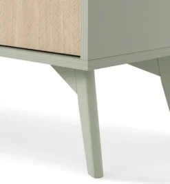 Szafka RTV Favoria 158 cm eukaliptus/jodełka scandi ze złotymi uchwytami