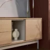 Szafka RTV jednodrzwiowa Layen z dwiema szufladami i trzema wnękami 138 cm dąb lindberg/kaszmir