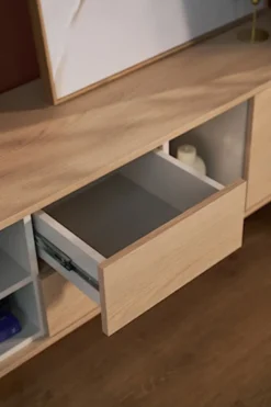 Szafka RTV jednodrzwiowa Layen z dwiema szufladami i trzema wnękami 138 cm dąb lindberg/kaszmir
