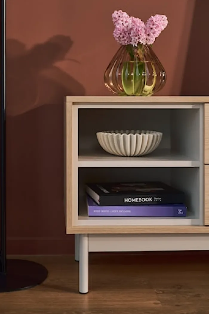 Szafka RTV jednodrzwiowa Layen z dwiema szufladami i trzema wnękami 138 cm dąb lindberg/kaszmir