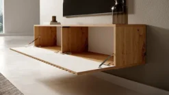 Szafka RTV Telire 138,6 cm dąb artisan z lamelowym frontem i czarnymi wstawkami