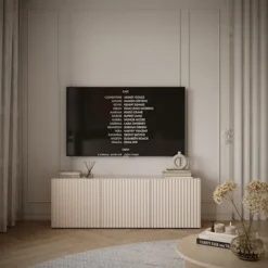 Szafka RTV trzydrzwiowa Sunds z ryflowanymi frontami 150 cm kaszmir