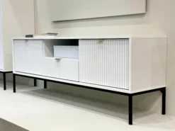 Szafka RTV Vellore 154 cm biała z ryflowanymi frontami i złotymi uchwytami