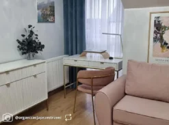 Toaletka biurko Vellore 104 cm biała z ryflowanymi frontami i złotym stelażem