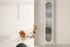 Witryna Bequiti 180x37 cm wysoka beżowa z drzwiczkami