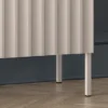 Wysoka komoda dwudrzwiowa Derriva z ryflowanymi frontami 100 cm kaszmir