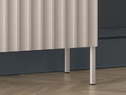 Wysoka komoda dwudrzwiowa Derriva z ryflowanymi frontami 100 cm kaszmir